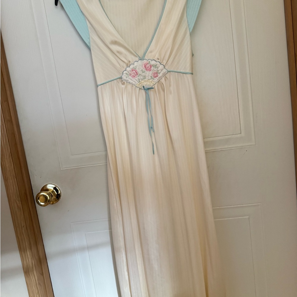 Lorraine Sz S Cream Nightgown with Floral Embroidery VGUC😊😊 - Picture 8 of 8